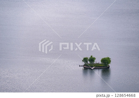 立石公園から望む諏訪湖に浮かぶ初島 立石公園から望む諏訪湖に浮かぶ初島 128654668