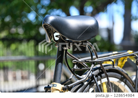 自転車パーツ接写　高解像度のメカニカルディテール 128654984