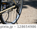 自転車パーツ接写　高解像度のメカニカルディテール 128654986