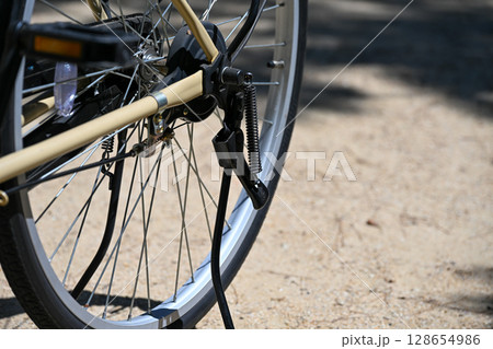 自転車パーツ接写　高解像度のメカニカルディテール 128654986