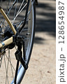 自転車パーツ接写　高解像度のメカニカルディテール 128654987