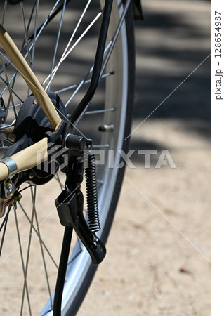 自転車パーツ接写　高解像度のメカニカルディテール 128654987