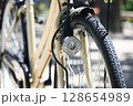 自転車パーツ接写　高解像度のメカニカルディテール 128654989