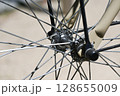 自転車パーツ接写　高解像度のメカニカルディテール 128655009