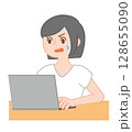 トラブルに遭遇するPC作業中の女性のイラスト 128655090