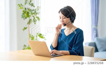 《AI画像》自宅でオンライン会議をする若い女性 128655208