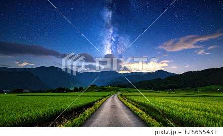 《AI画像》星が煌めく夜の田舎道 128655431