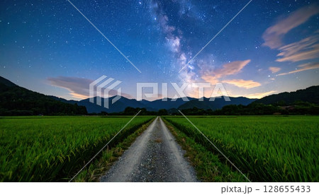 《AI画像》星が煌めく夜の田舎道 128655433