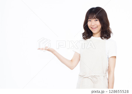 紹介をしている主婦 紹介をしている主婦 128655528