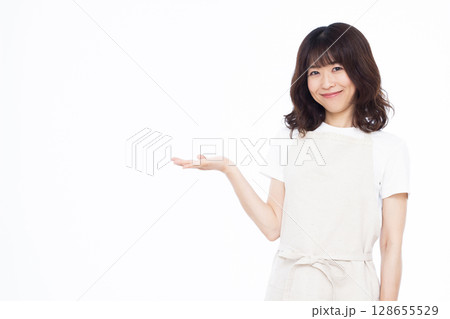 紹介をしている主婦 128655529