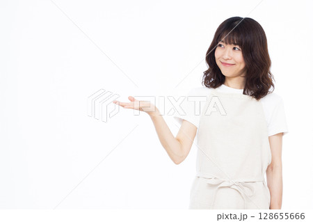 紹介をしている主婦 128655666