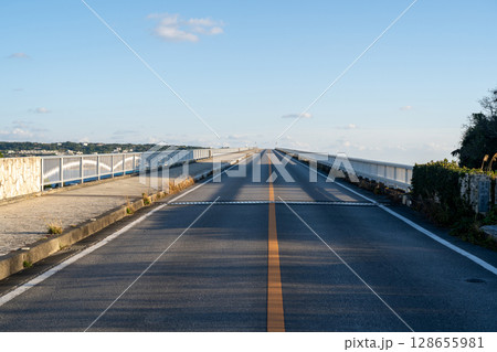 沖縄本島から古宇利島へ、まっすぐ伸びる橋 沖縄本島から古宇利島へ、まっすぐ伸びる橋 128655981