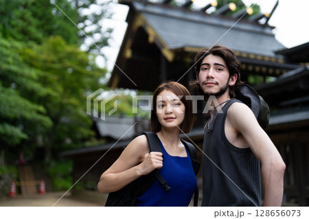 神社を観光するインバウンドのカップル 128656073