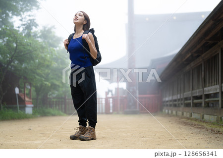 霧の神社を歩くインバウンドの女性 128656341
