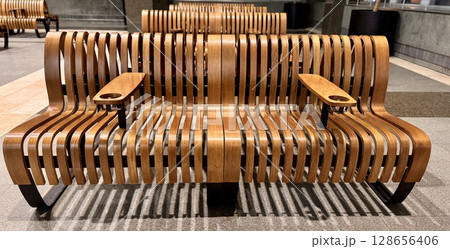 The modern wooden bench fits perfectly into the modern environment and is ideal for public spaces for the waiting room for transport at the train station 128656406