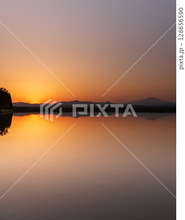 野々村ため池から見る鳥海山と夕焼け 野々村ため池から見る鳥海山と夕焼け 128656590