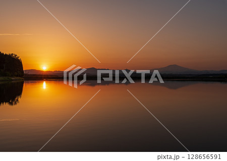 野々村ため池から見る鳥海山と夕焼け 野々村ため池から見る鳥海山と夕焼け 128656591