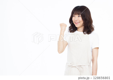 ガッツポーズをしている主婦 ガッツポーズをしている主婦 128656801