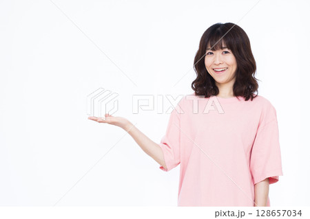 紹介をしている女性 紹介をしている女性 128657034
