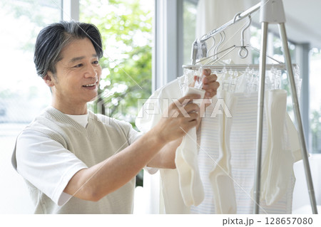 洗濯物を干す50代の男性 128657080