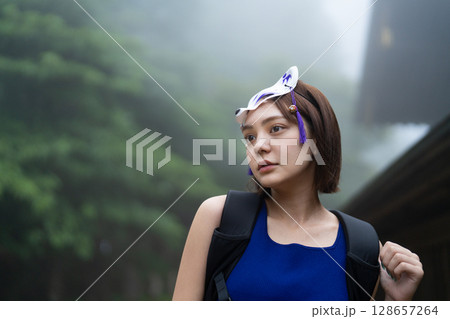 狐のお面を付けている女性 狐のお面を付けている女性 128657264