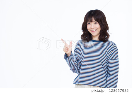 人差し指を立てる女性 128657983