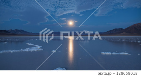 塩原と満月の風景 AI生成画像 塩原と満月の風景 AI生成画像 128658018