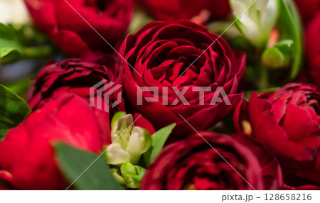 真紅で鮮やかなバラの花とひまわり 128658216