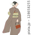 風に吹かれる茶色の振袖を着た女性 128658255