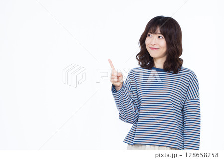 指差しをしている女性 指差しをしている女性 128658258