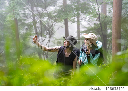 ハイキングをするインバウンドのカップル 128658362