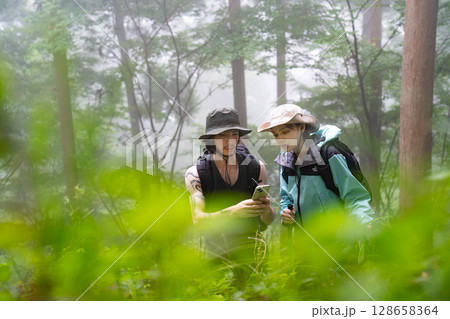 ハイキングをするインバウンドのカップル 128658364