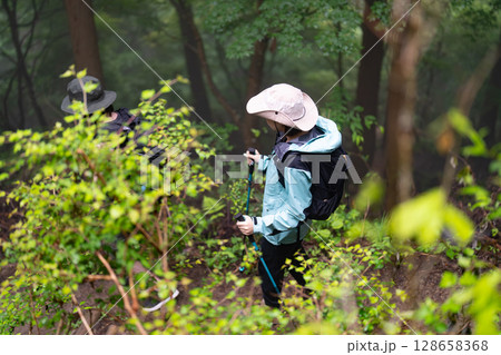 ハイキングをするインバウンドのカップル 128658368