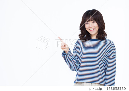 人差し指を立てる女性 128658380