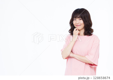 笑顔で考えている女性 笑顔で考えている女性 128658674