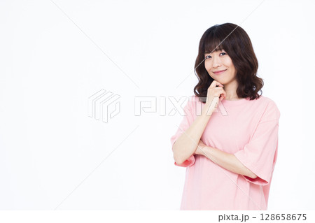 笑顔で考えている女性 笑顔で考えている女性 128658675