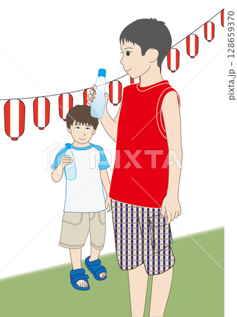 夏祭りラムネを飲む兄弟 128659370