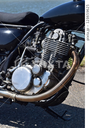 ビッグシングルならではの歯切れの良いエンジンサウンド YAMAHA(ヤマハ)SR400 ビッグシングルならではの歯切れの良いエンジンサウンド YAMAHA(ヤマハ)SR400 128659625