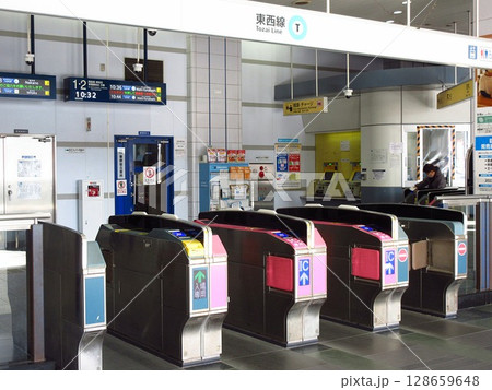 東京メトロ東西線妙典駅の改札 東京メトロ東西線妙典駅の改札 128659648