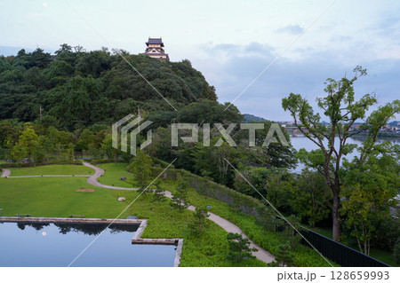 国宝・犬山城に隣接するホテルインディゴ犬山有楽苑から犬山城と館内を撮影 128659993