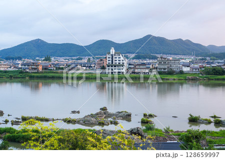 国宝・犬山城に隣接するホテルインディゴ犬山有楽苑から犬山城と館内を撮影 128659997