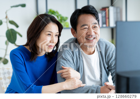 テレビを見るミドルの女性 テレビを見るミドルの女性 128660279