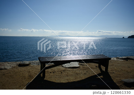 ベンチと海 ベンチと海 128661330