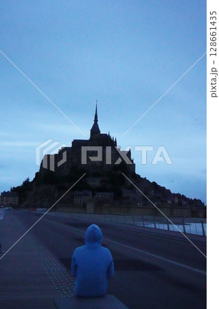 夜明け前のモンサンミッシェルを見つめる人 128661435