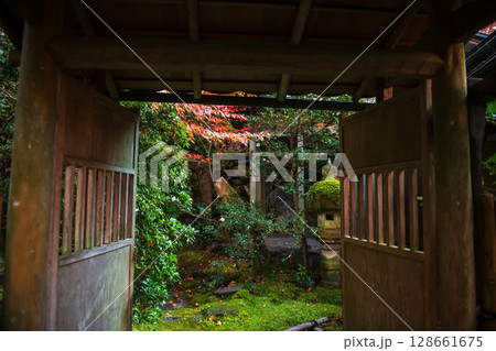 Wooden gate entrance to Rurikoin Temple garden at autumn, Kyoto Wooden gate entrance to Rurikoin Temple garden at autumn, Kyoto 128661675