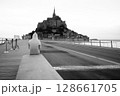 モン・サン・ミシェルへ続く道、ひとりの朝 128661705