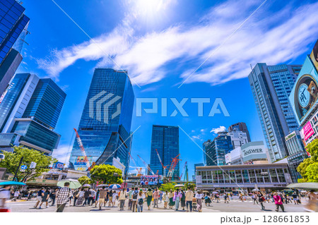 日本の東京都市景観7月…インバウンド続く。外国人観光客らで賑わう渋谷スクランブル交差点…=20日 日本の東京都市景観7月…インバウンド続く。外国人観光客らで賑わう渋谷スクランブル交差点…=20日 128661853