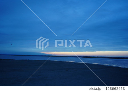 モンサンミッシェルの目の前に広がる静かな干潟と夜明けの空 128662438