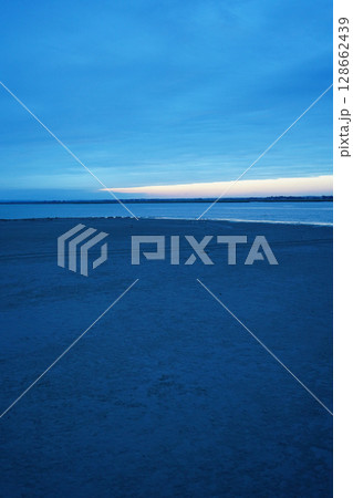 モンサンミッシェルの前に広がる海と空がつながる青の風景 128662439