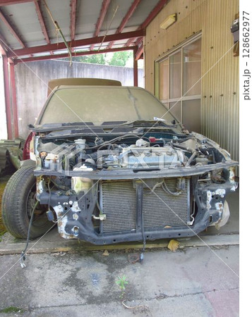 ボロボロになった放置自動車 128662977